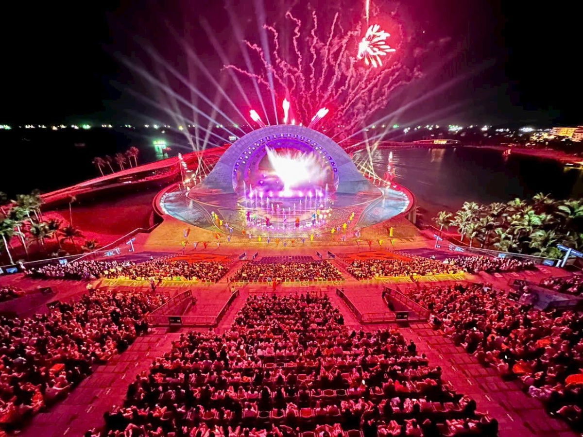 Chiêm ngưỡng màn trình diễn pháo hoa rực rỡ trong show Nụ hôn của biển cả