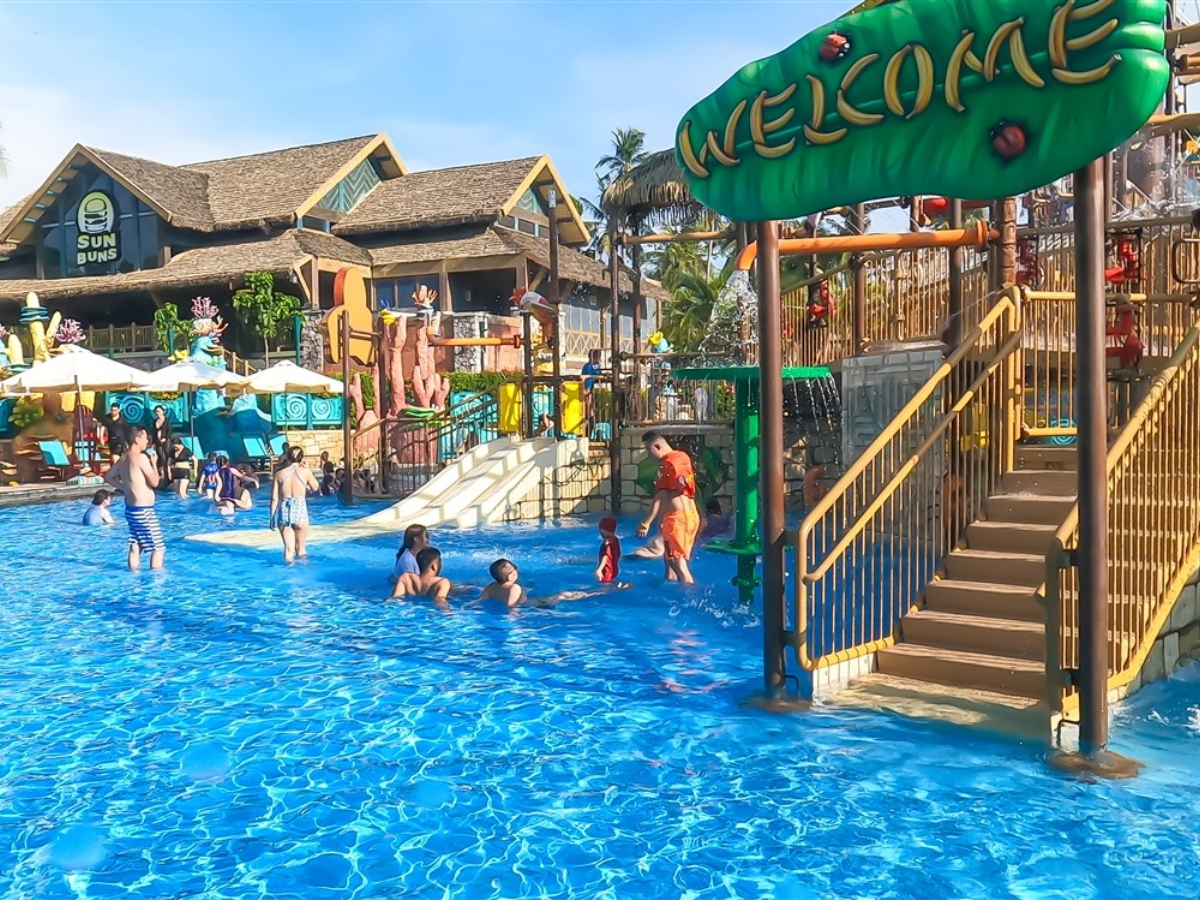 Đắm mình trong làn nước mát lành và vui chơi thỏa thích tại Sun World Hon Thom