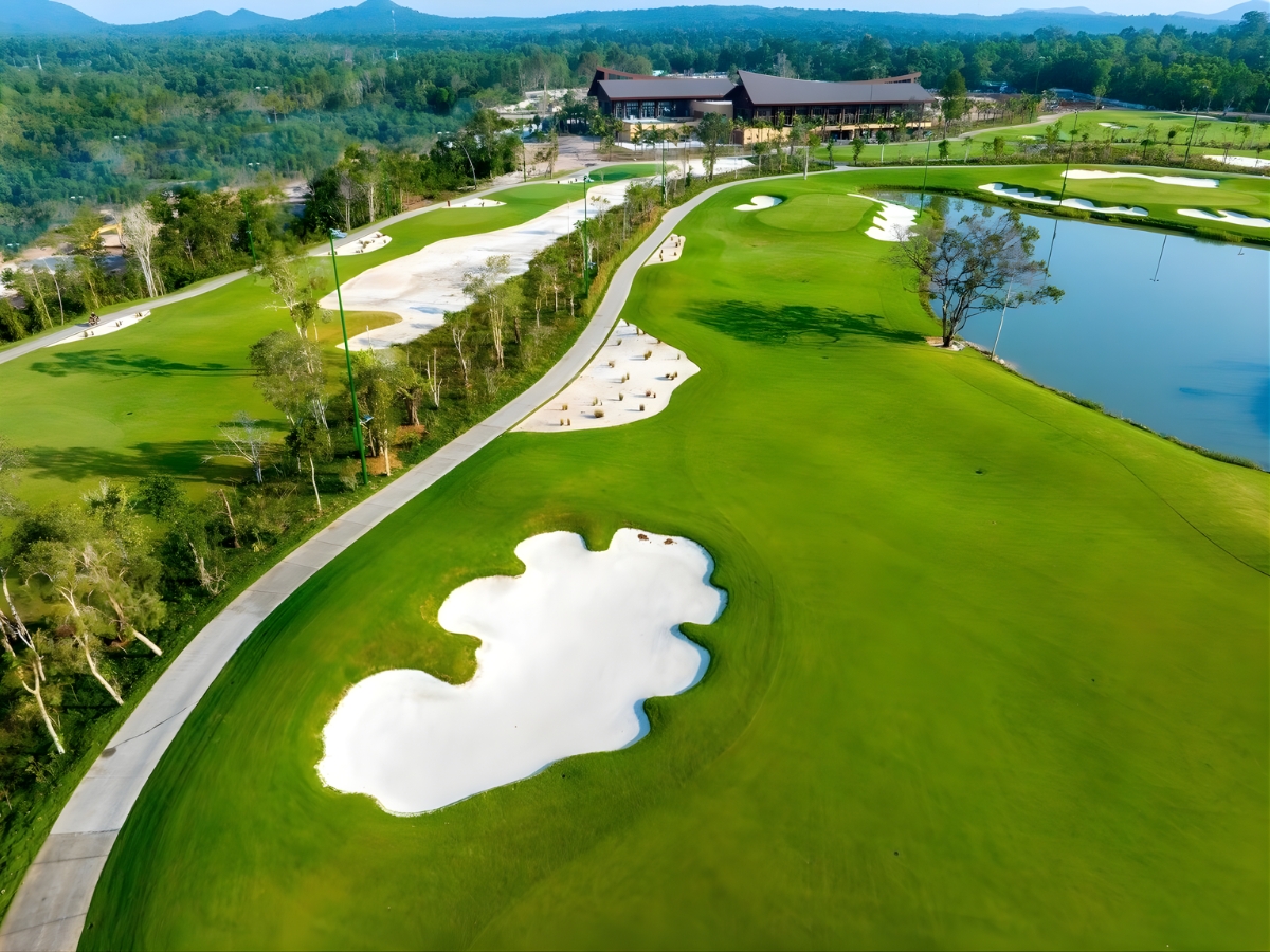 Sân golf được bao quanh bởi rừng và biển tạo nên bầu không khí mát dịu và trong lành