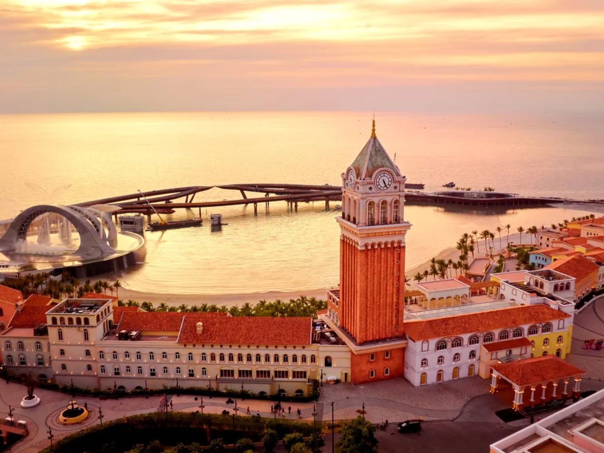 Thị trấn Hoàng Hôn nổi bật với những dãy nhà Địa Trung Hải rực rỡ