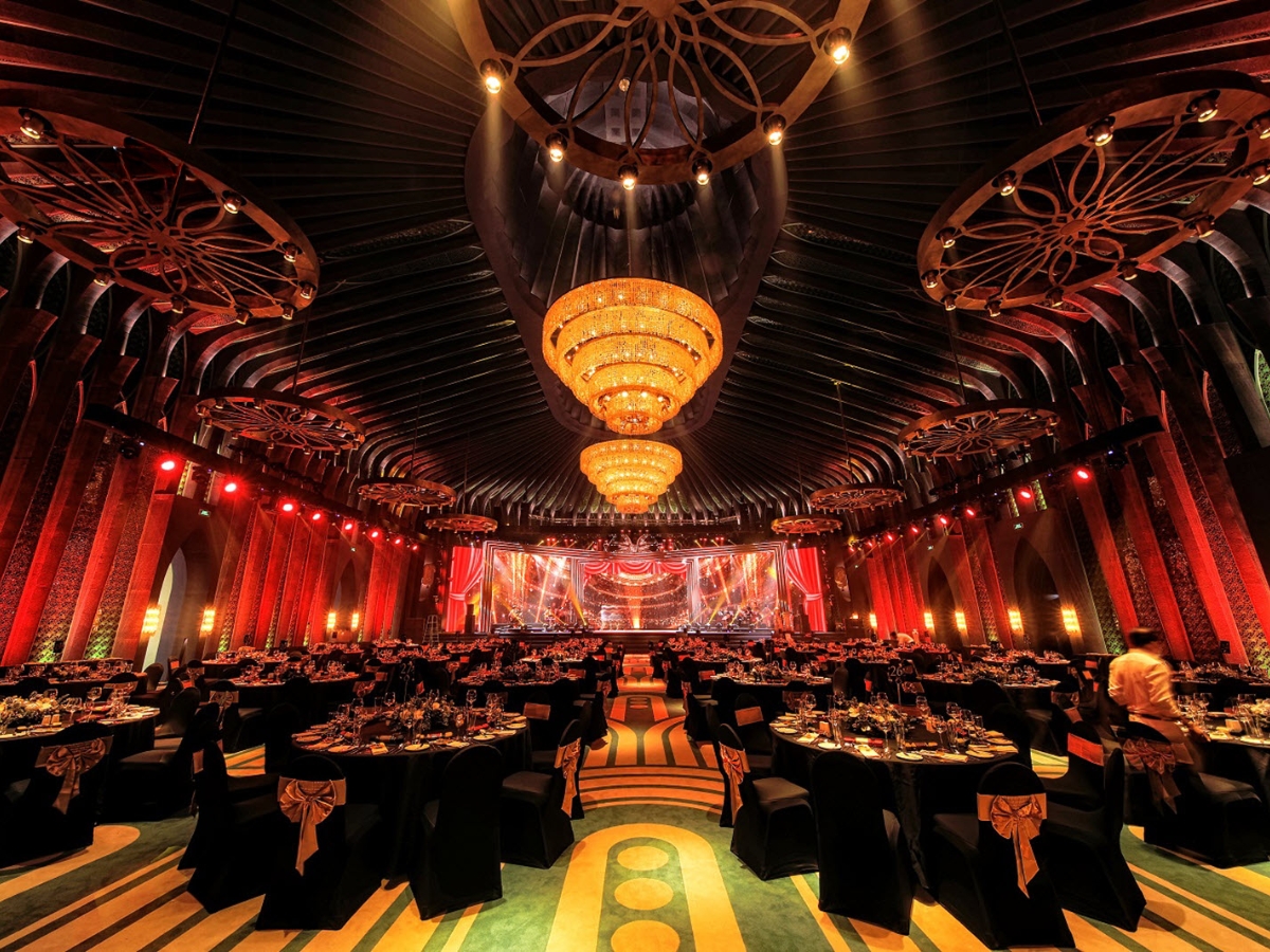 Không gian tổ chức sự kiện rộng lớn, sang trọng tại ballroom