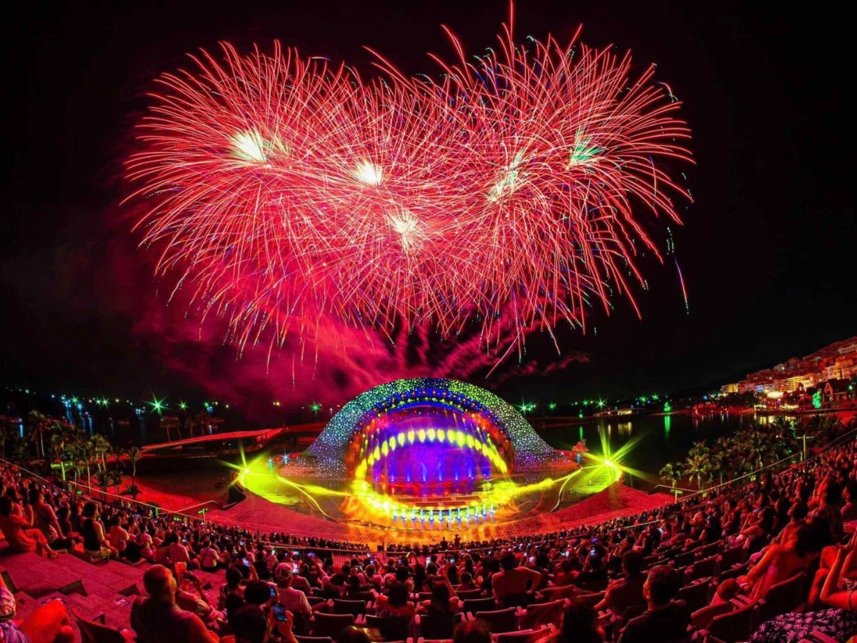 Thưởng thức show diễn nghệ thuật được dàn dựng công phu tại Thị trấn Hoàng Hôn