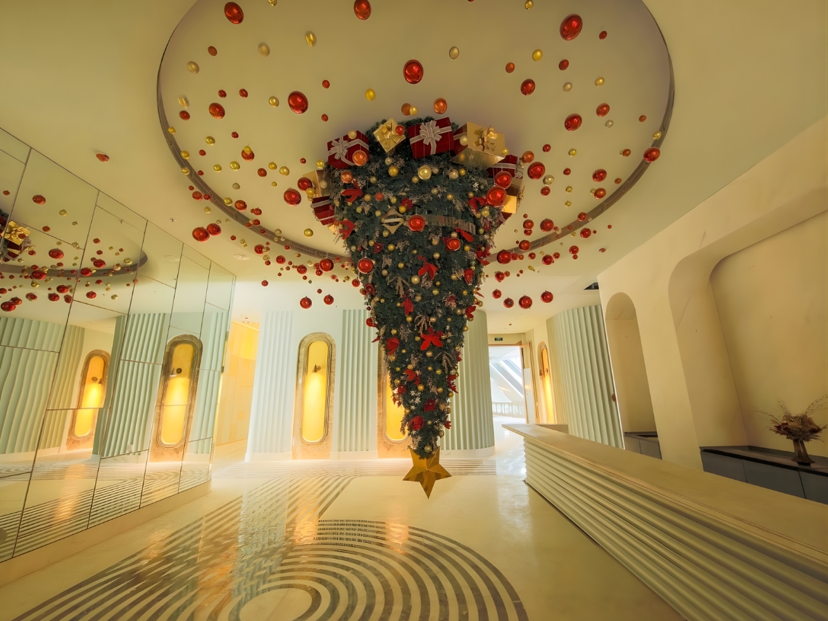 Biểu tượng cây thông dốc ngược tại hành lang sảnh trung tâm ở tầng 2