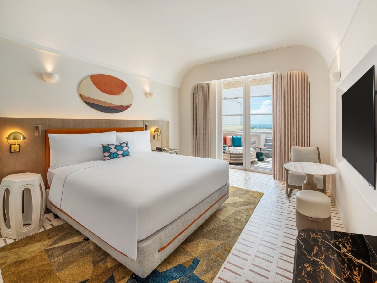 Phòng nghỉ với ban công hướng biển mang đến không gian nghỉ dưỡng thoáng đãng, thoải mái cho du khách