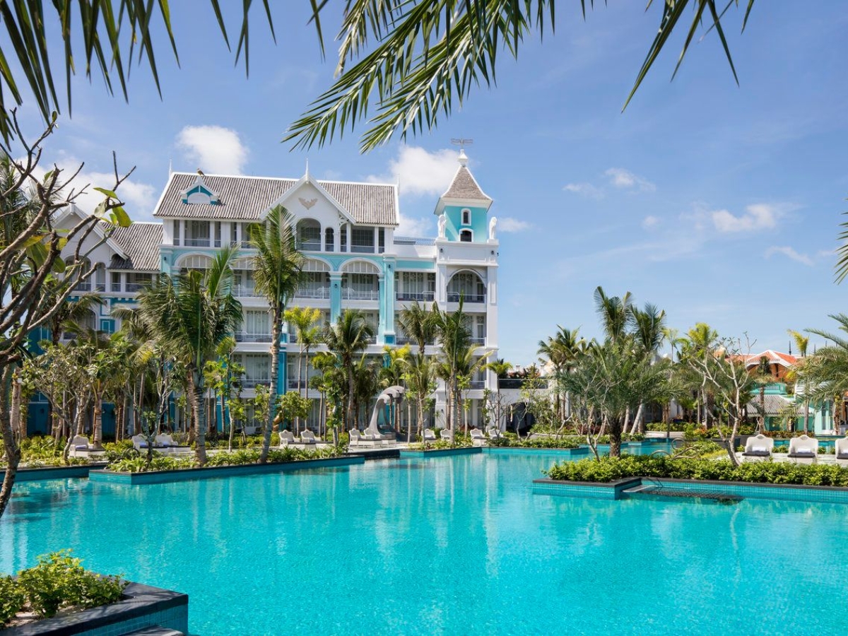 Hồ bơi ngoài trời rộng rãi, mang đến không gian nghỉ dưỡng bình yên, thư thái cho du khách