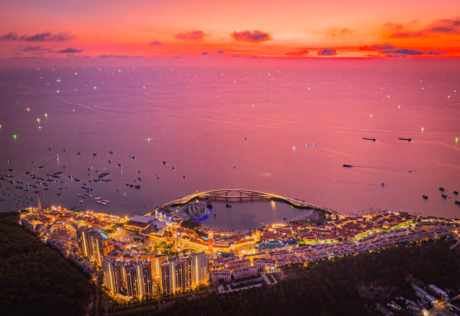 Hoàng hôn rực trời tại Thị trấn Hoàng hôn