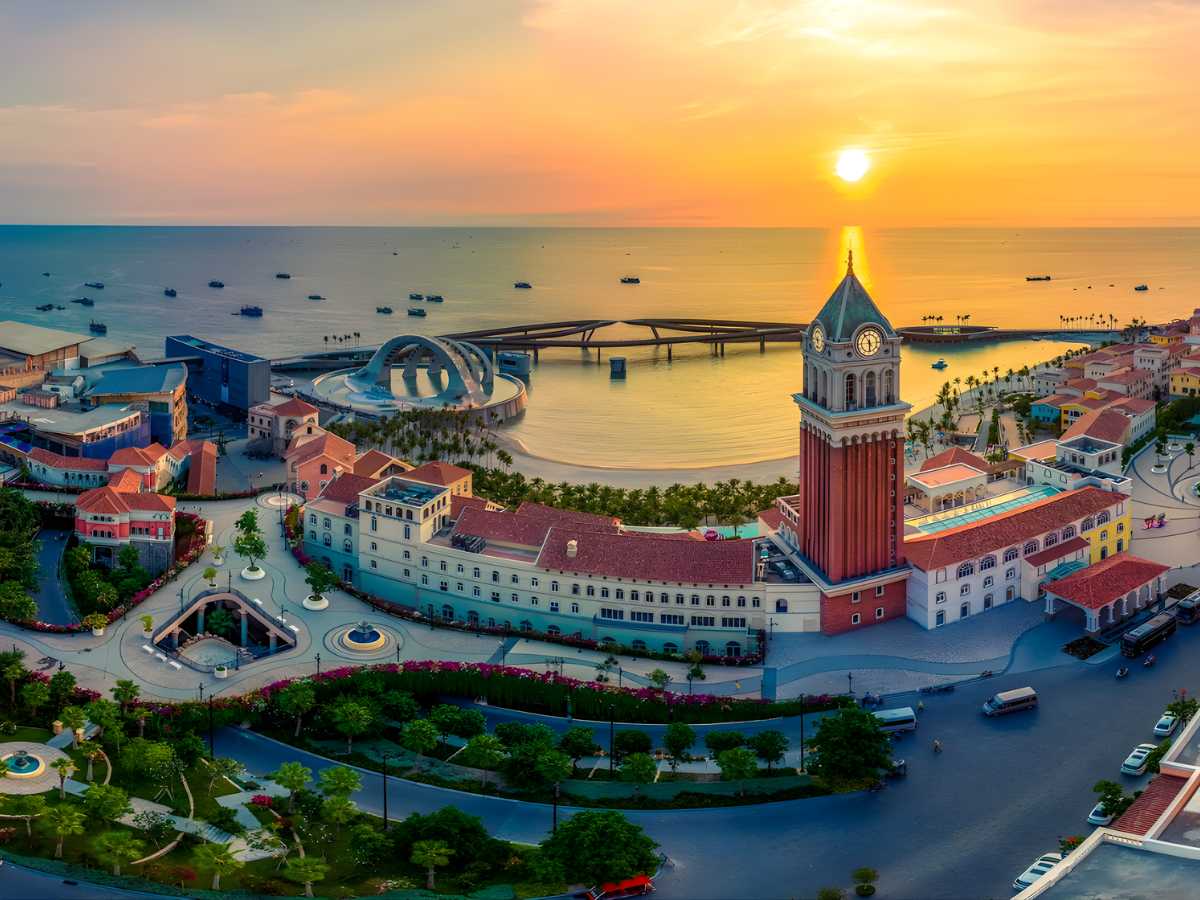 Thị trấn Hoàng Hôn được xây dựng theo phong cách kiến trúc Địa Trung Hải với nhiều công trình mang màu sắc nghệ thuật