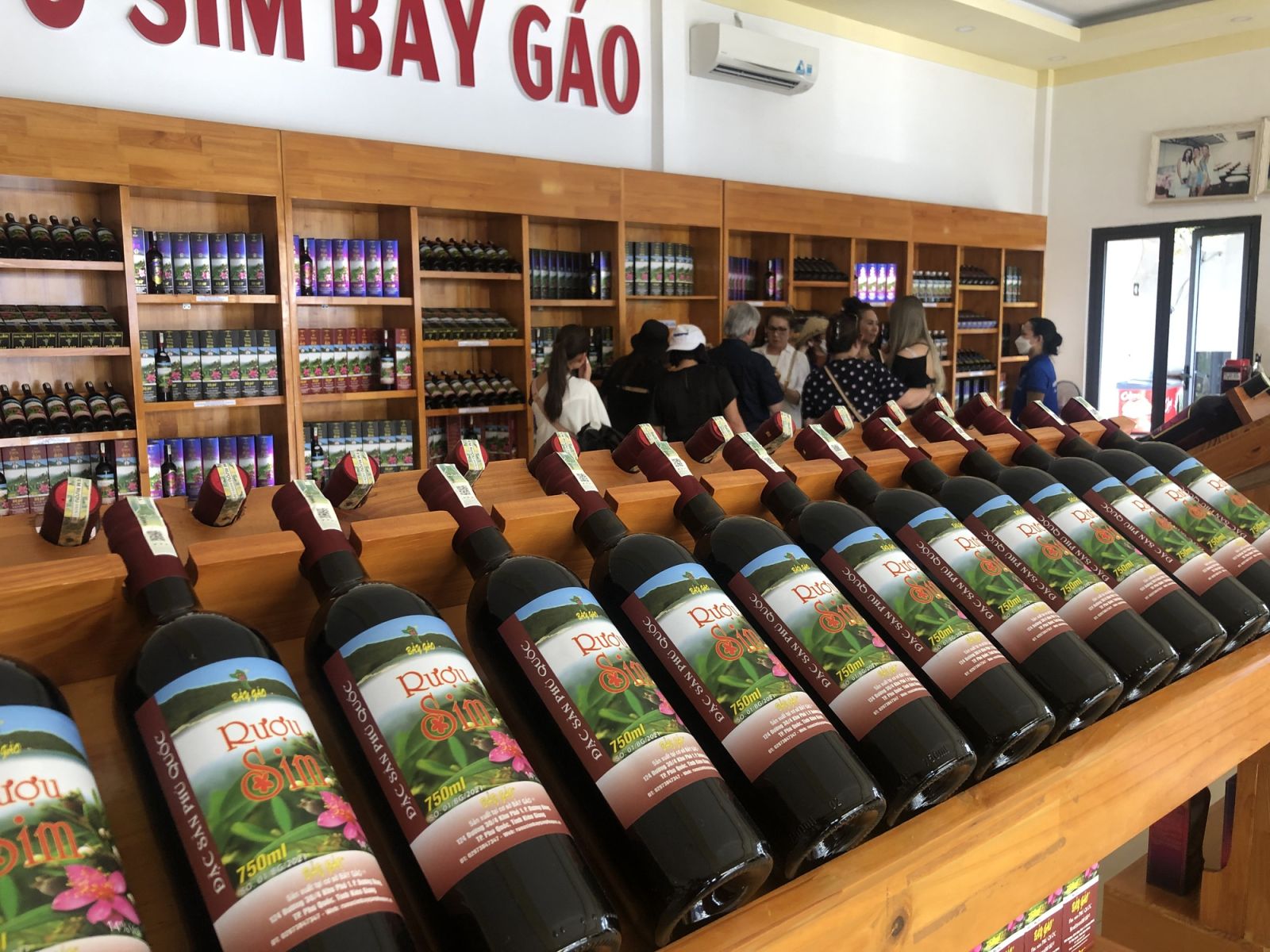 Rượu sim Phú Quốc nổi tiếng bởi vị ngọt và cay nồng đậm đà