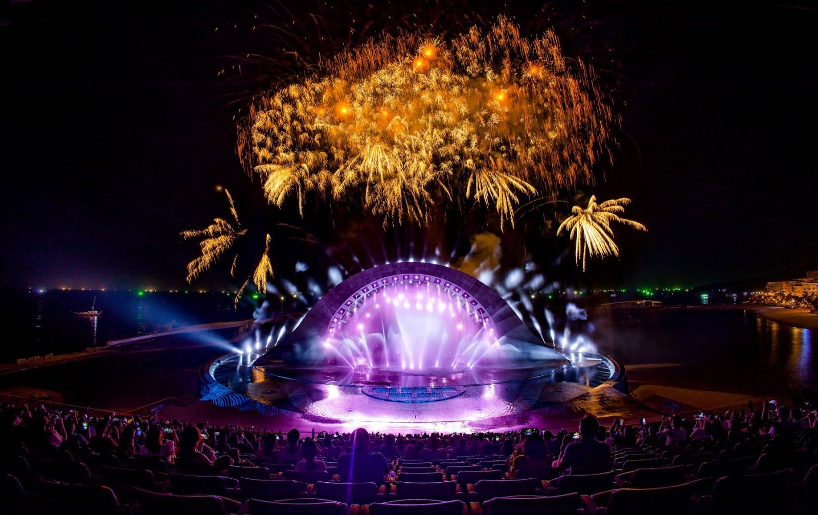 Pháo hoa mãn nhãn của show nghệ thuật đa phương tiện Kiss of the Sea