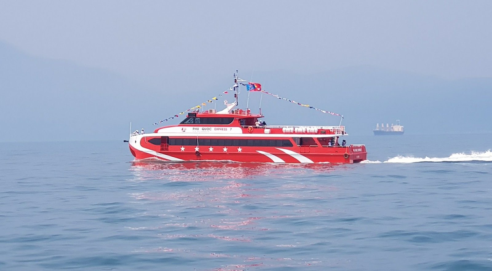 Du khách có thể di chuyển bằng tàu cao tốc đến Phú Quốc để tiết kiệm chi phí