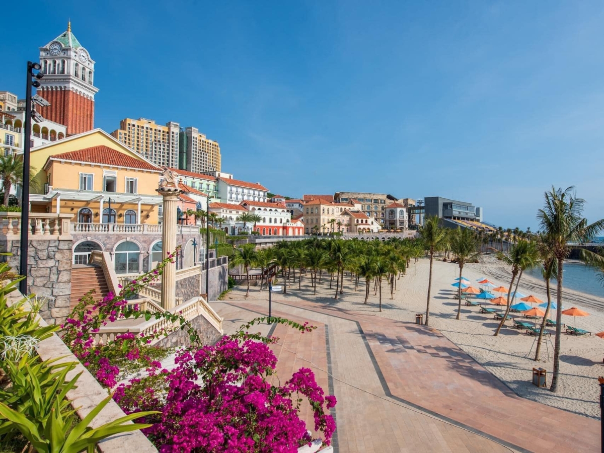 Đi dạo và check-in tại Thị trấn Hoàng Hôn sau khi lặn biển ngắm san hô