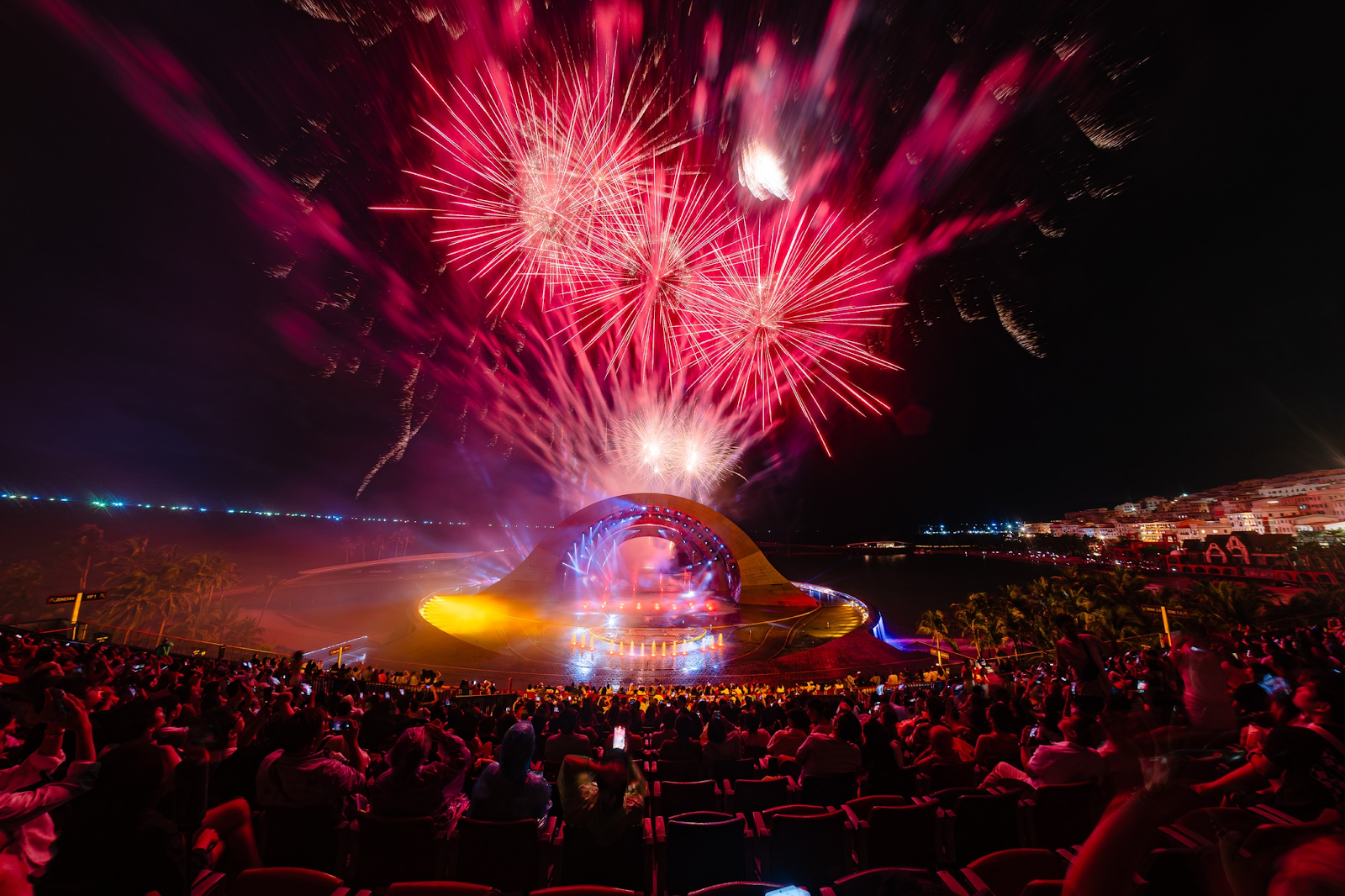 Nhà hát có sức chứa lên tới 5.108 chỗ ngồi