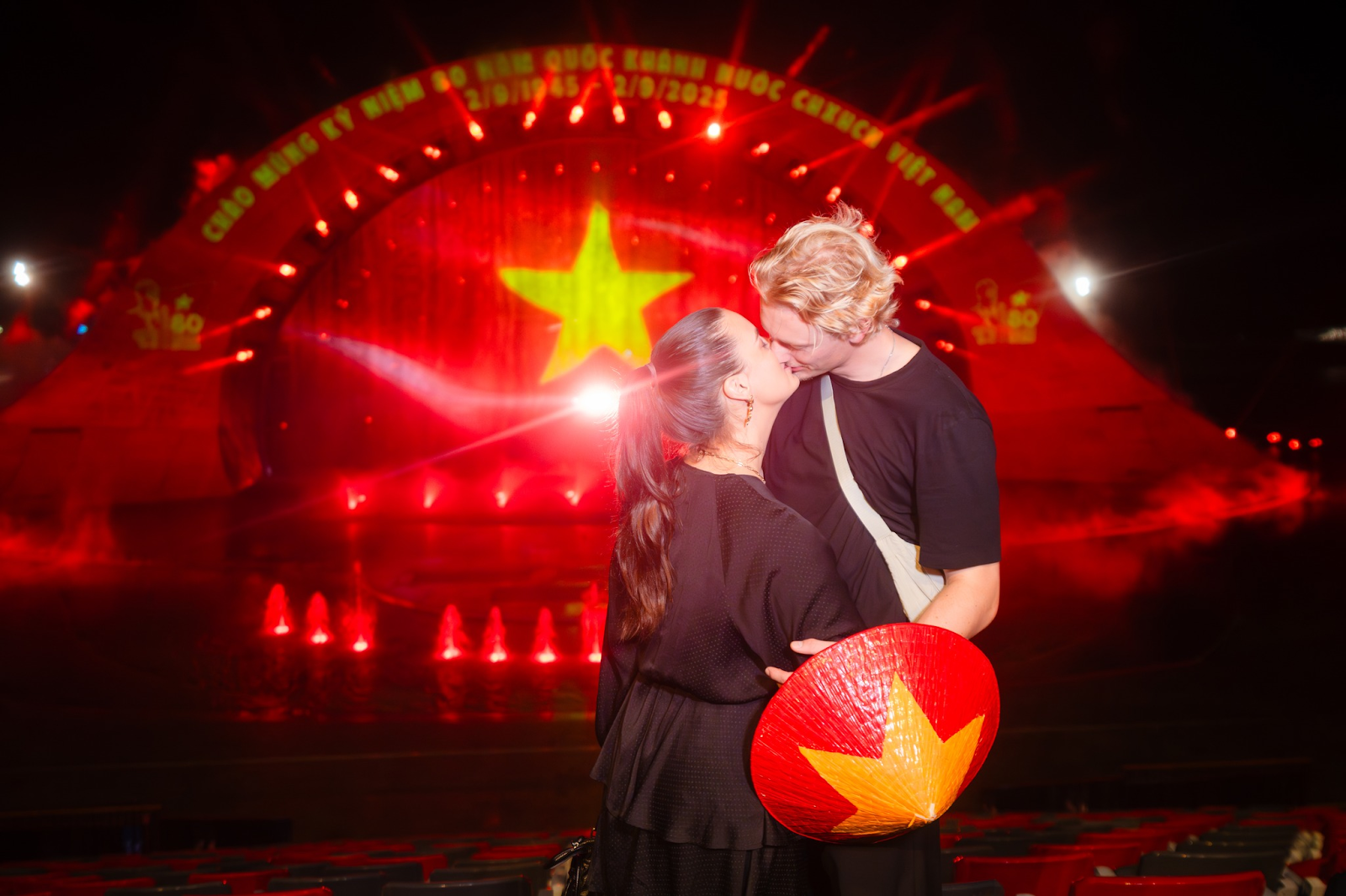 Du khách có những bức ảnh check-in đáng nhớ tại sân khấu show Kiss of the Sea
