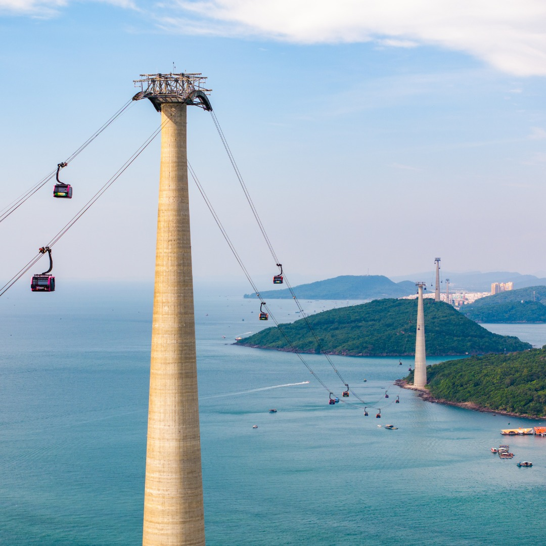 Cáp treo đưa du khách băng qua vùng biển An Thới hùng vĩ