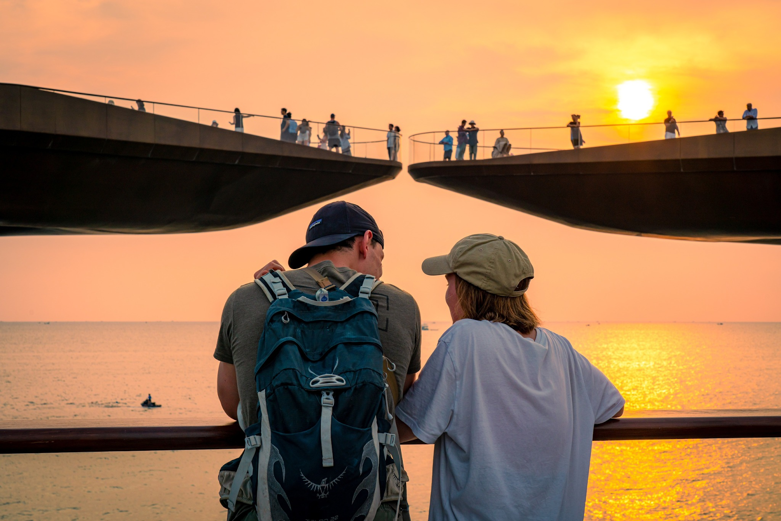 Cùng người thương ngắm cảnh hoàng hôn rực rỡ tại Cầu Hôn là trải nghiệm du khách không nên bỏ lỡ