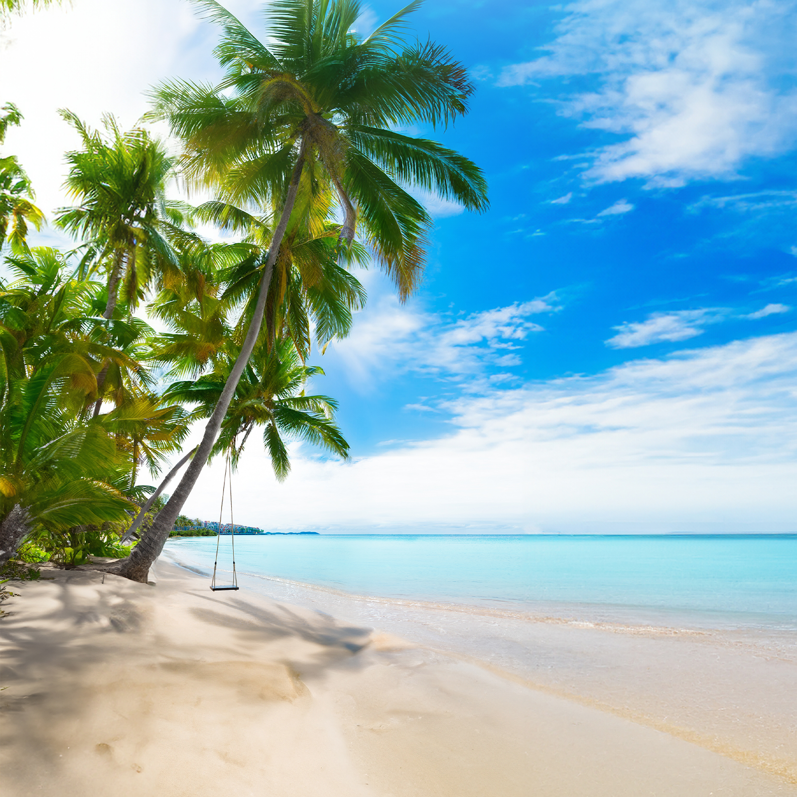 Bãi Kem thu hút du khách bởi làn nước trong xanh và cát trắng mịn