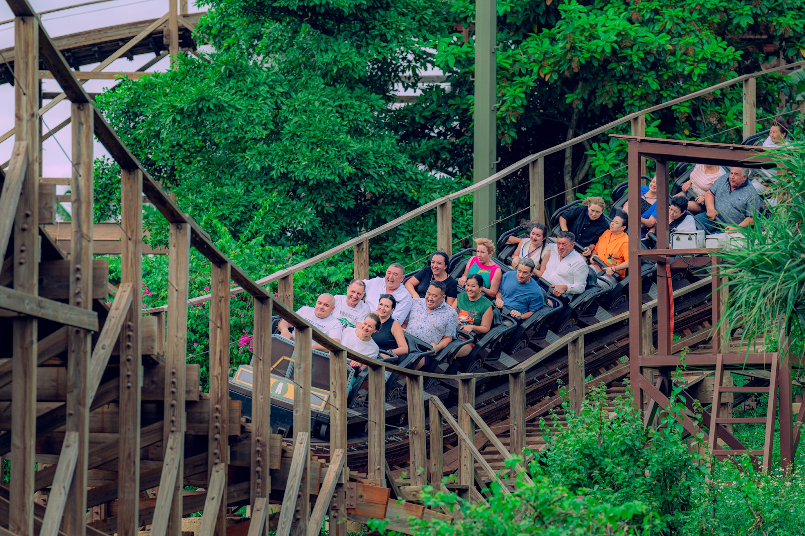 Du khách có những phút giây sảng khoái khi tham gia trò chơi Mộc Xà Thịnh Nộ