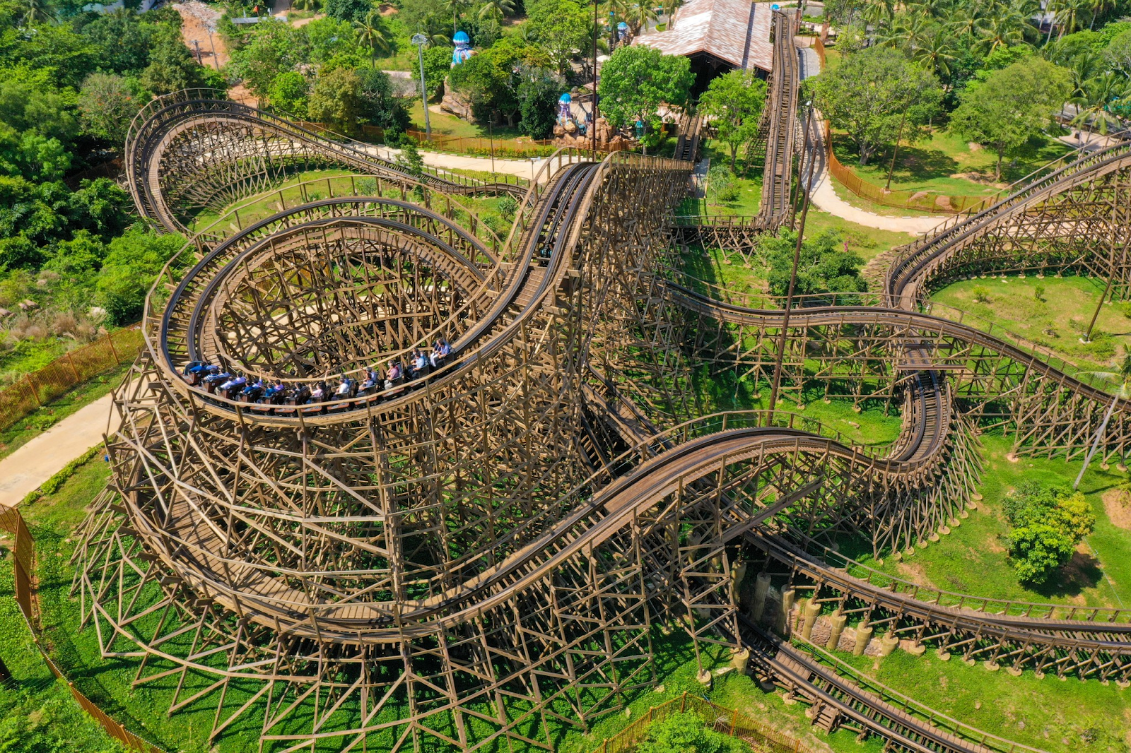 Du khách thử sức với trò chơi Mộc Xà Thịnh Nộ tại Sun World Hon Thom