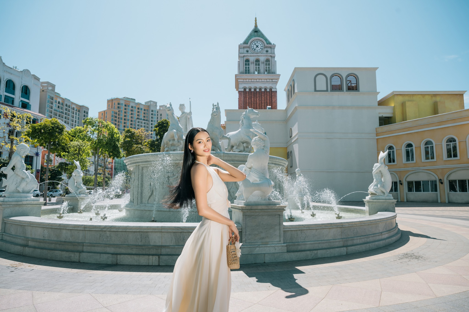 Một bộ váy trắng thướt tha sẽ giúp du khách có những tấm ảnh đẹp, nên thơ tại bãi biển