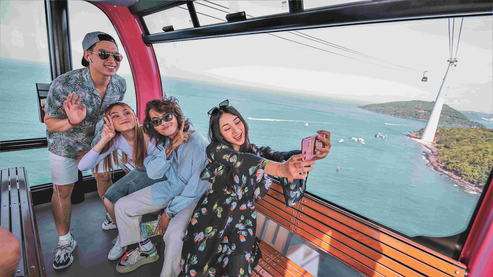 Du khách trải nghiệm tuyến cáp treo 3 dây dài nhất thế giới