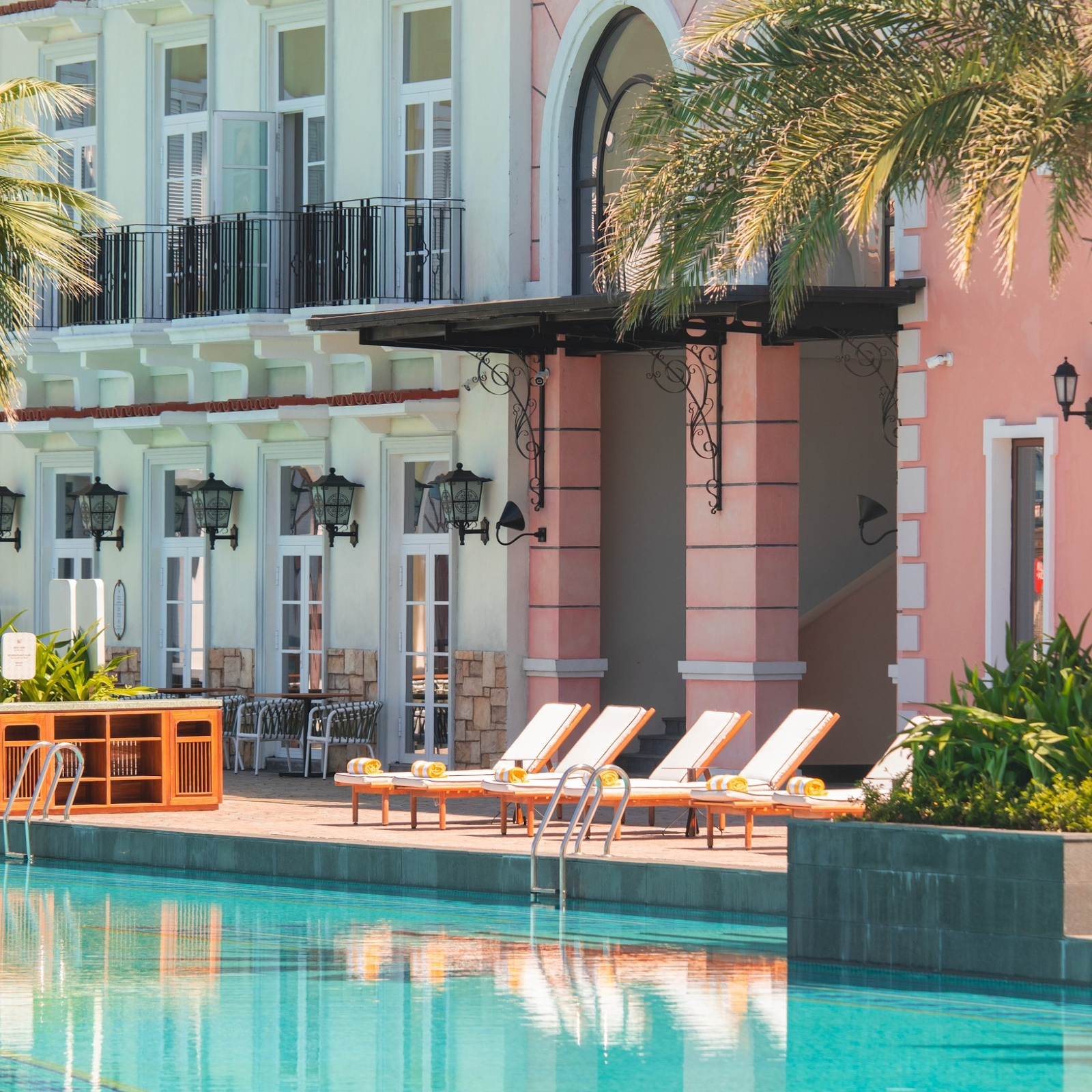 La Festa Phu Quoc, Curio Collection by Hilton sở hữu vị trí đắc địa tại Thị trấn Hoàng Hôn