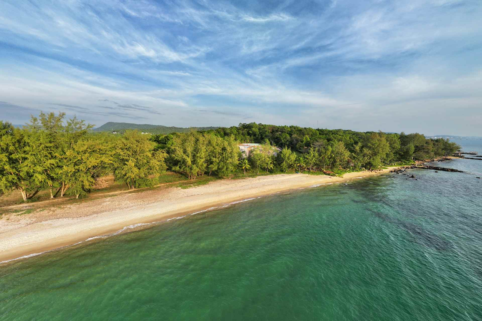 Bãi Ông Lang là điểm nghỉ dưỡng lý tưởng cho du khách yêu thích sự yên tĩnh