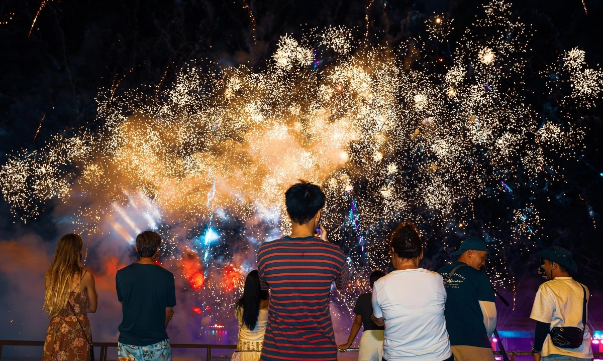 Du khách ngắm nhìn bầu trời pháo hoa rực rỡ trong show Bản giao hưởng đại dương