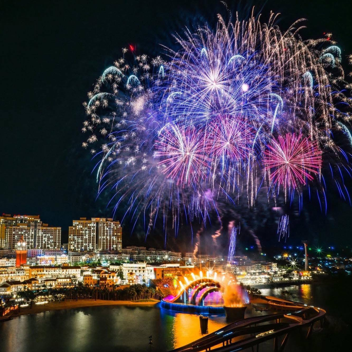 Pháo hoa trong show Kiss of the Sea thắp sáng cả vùng trời Nam đảo