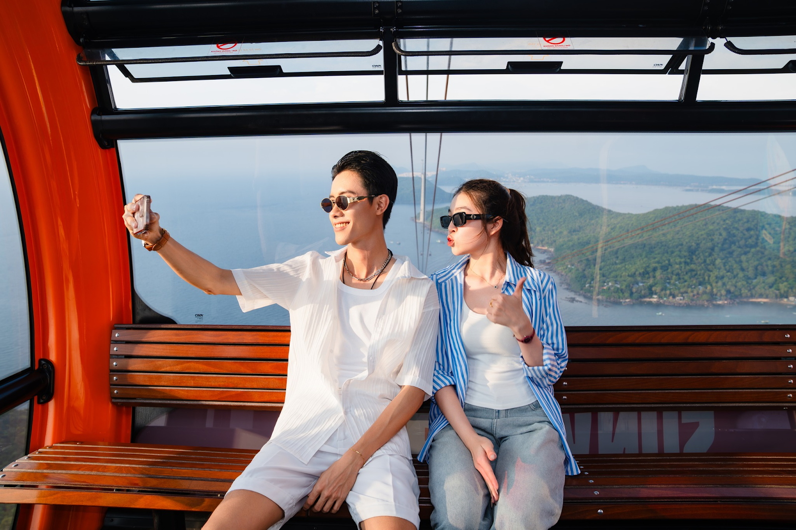 Du khách ngắm cảnh biển trời hùng vĩ từ cabin cáp treo