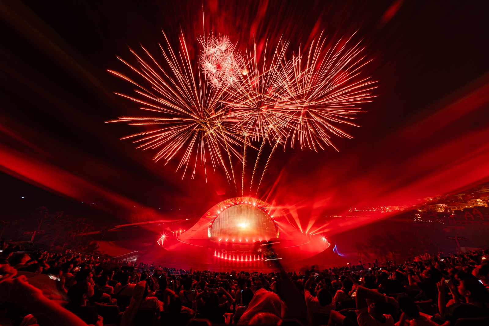 Màn trình diễn mãn nhãn của show Kiss of the Sea