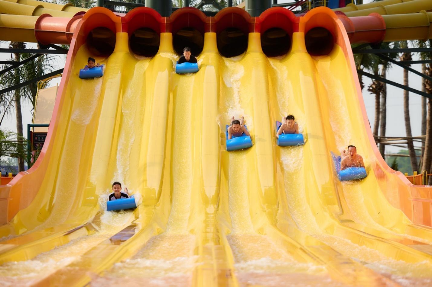 Với giá vé chỉ 150.000 đồng, khách hàng sẽ được trải nghiệm tổ hợp vui chơi hiện đại cùng 40 đường trượt đẳng cấp thế giới tại công viên nước Hà Nam..