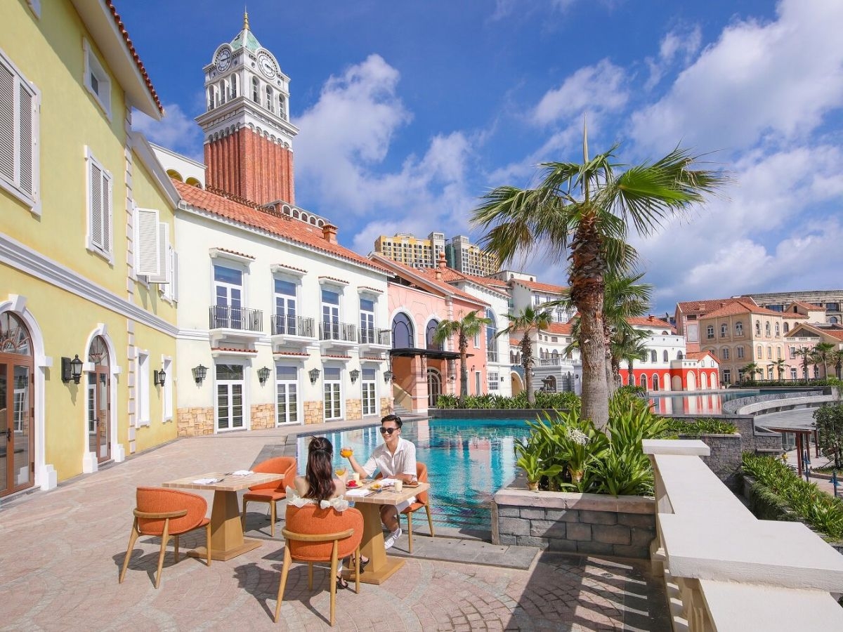 Khách sạn La Festa Phu Quoc sang trọng, nằm giữa Thị trấn Hoàng Hôn