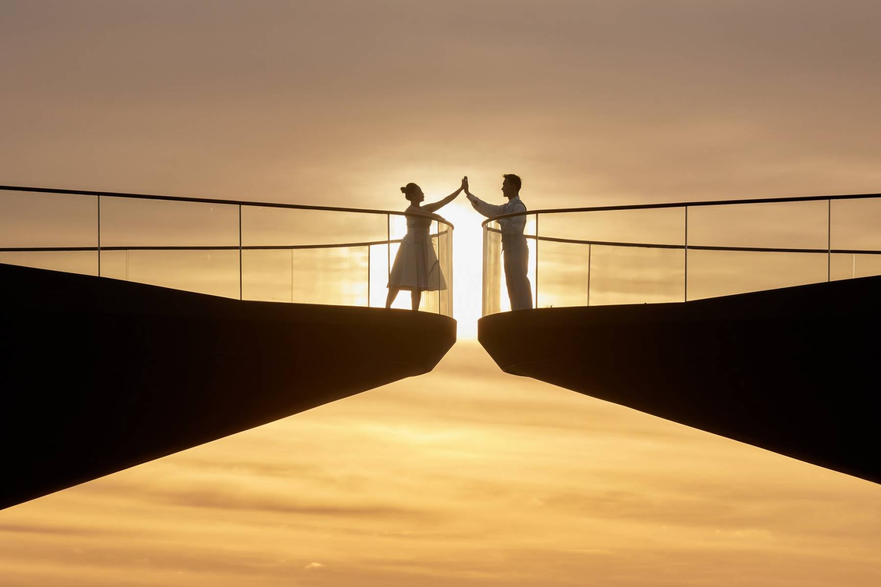 Khung cảnh hoàng hôn lãng mạn tại Cầu Hôn