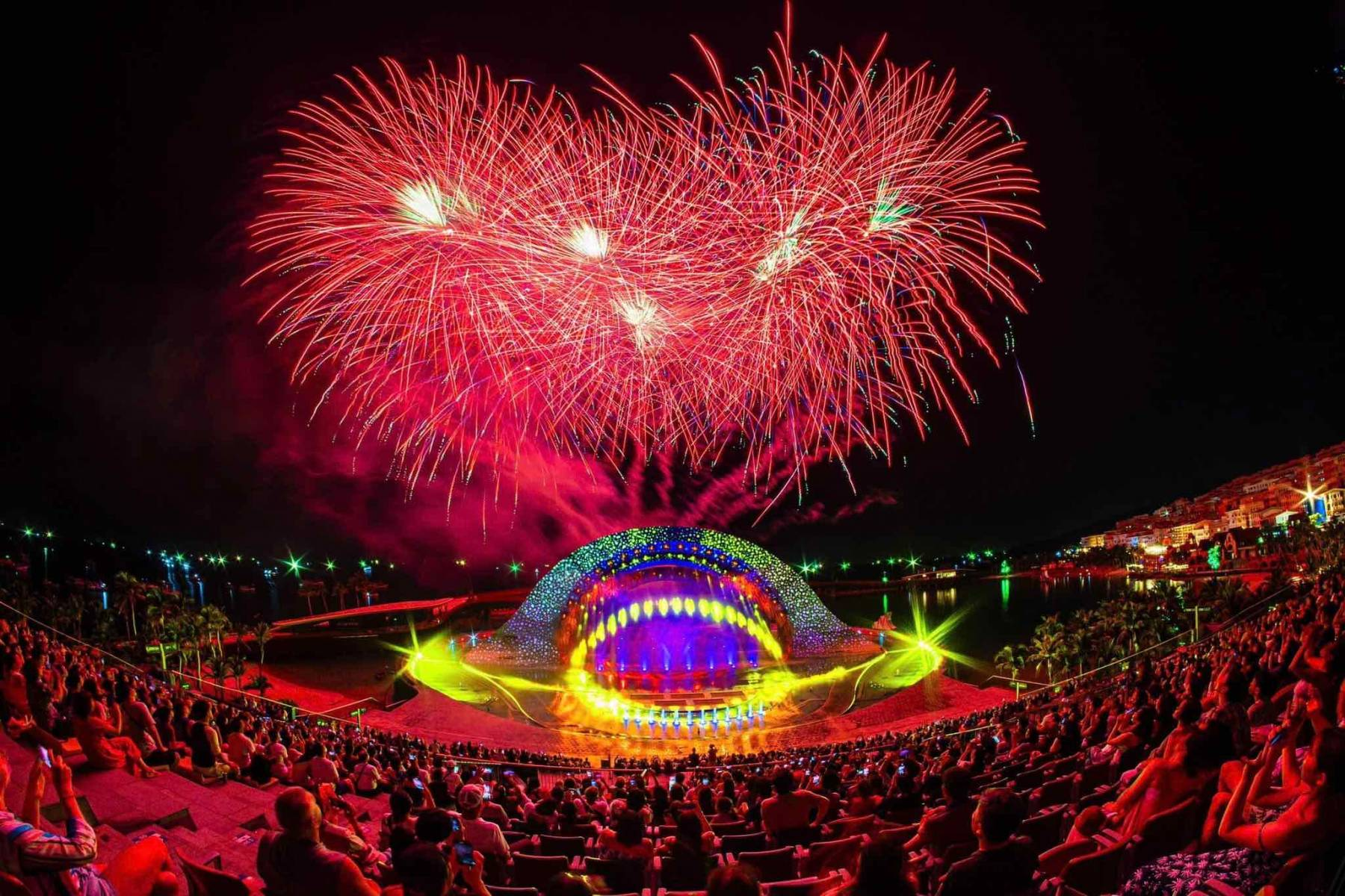 Pháo hoa hoành tráng của show Kiss of the Sea