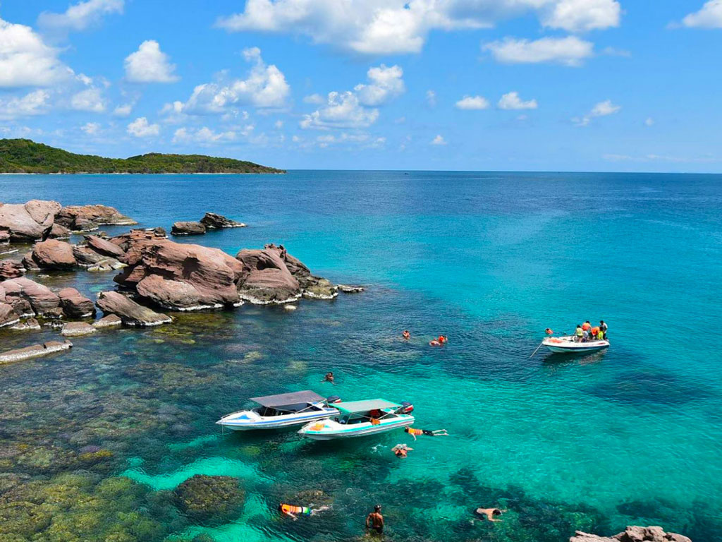 Cano đưa du khách đến các đảo và bãi tắm đẹp để vui chơi, tắm biển