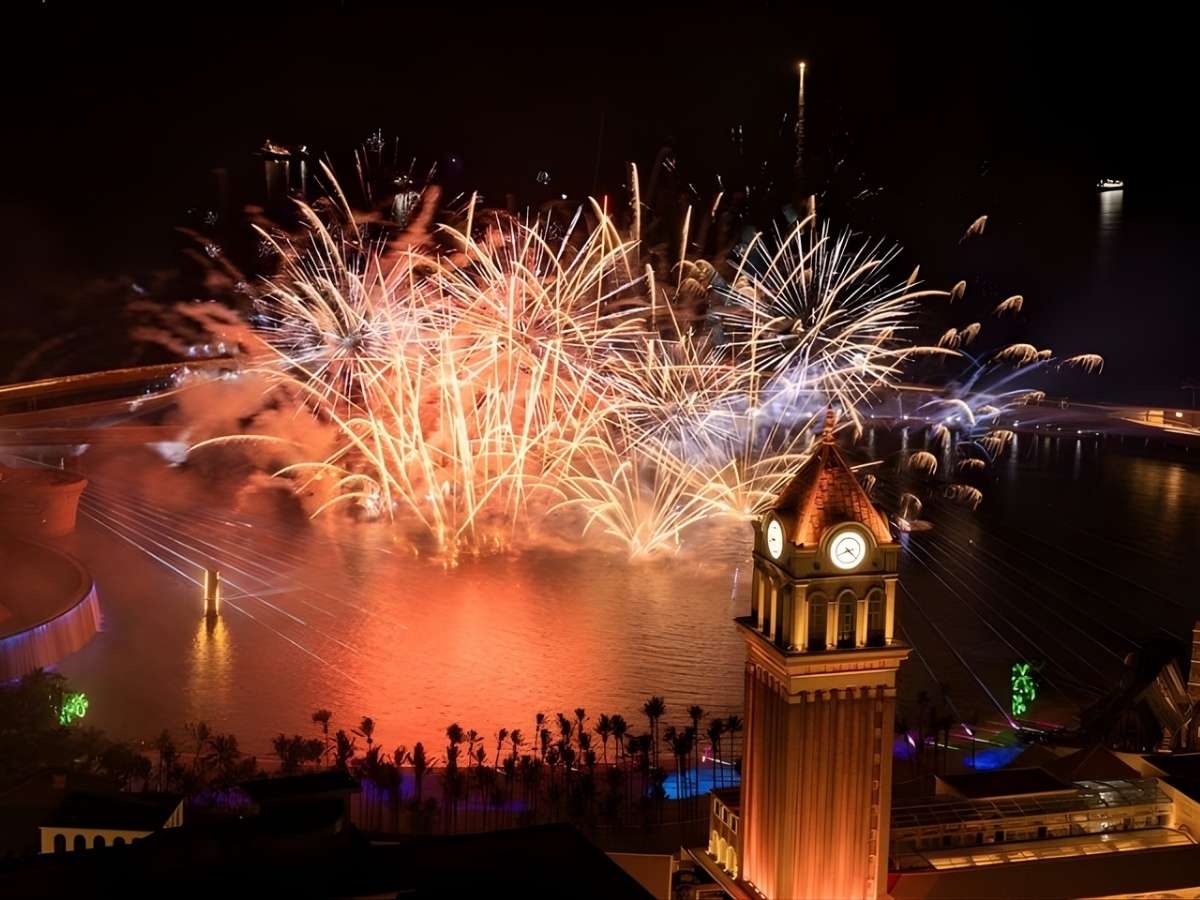 Khách đổ về Sunset Town Phú Quốc vì vẻ đẹp Địa Trung Hải