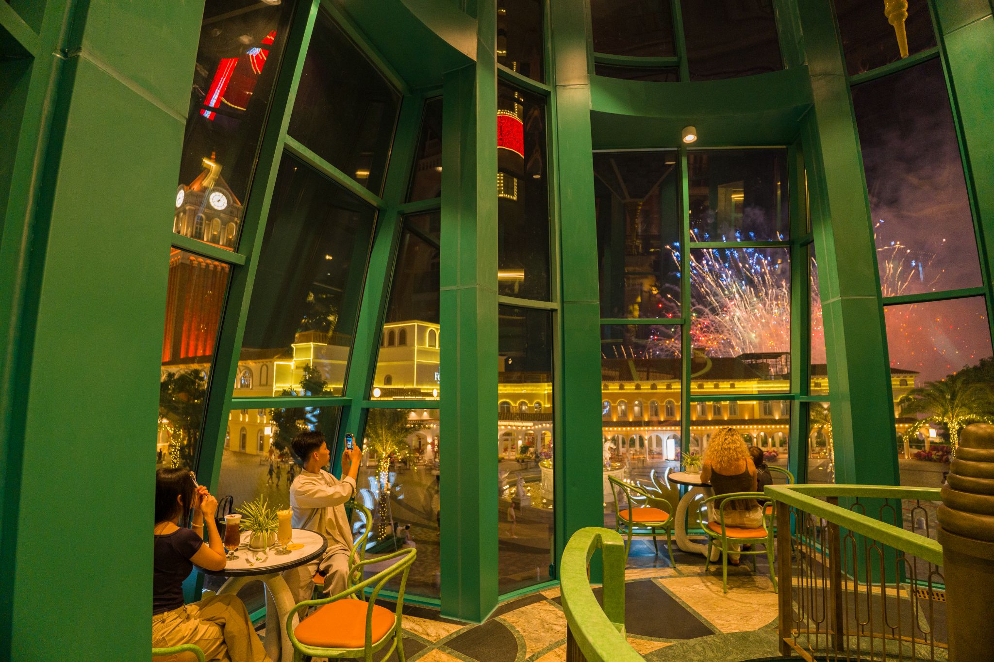 View xem pháo hoa từ Apollo Cafe