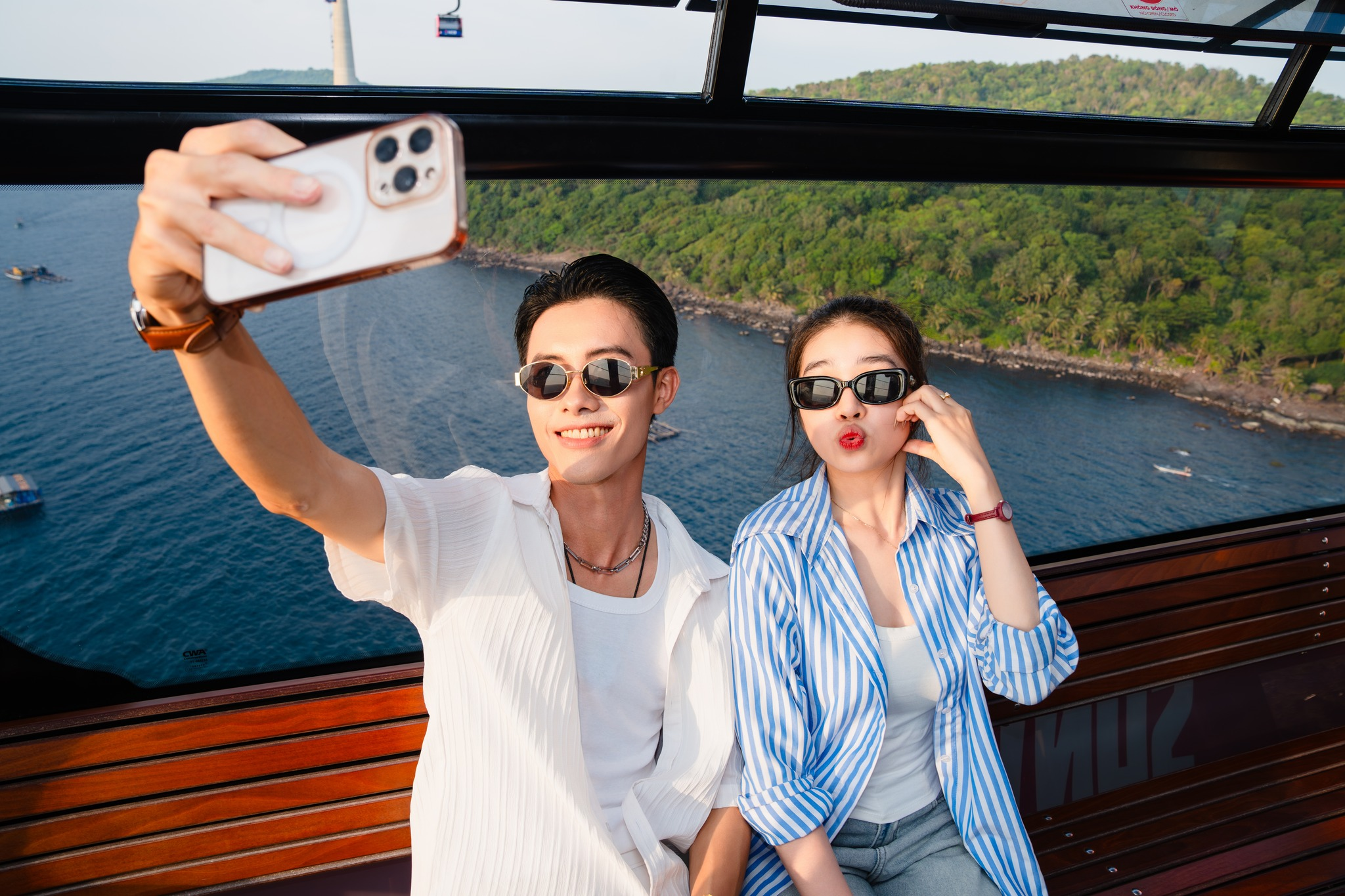 Du khách nên mang theo những chiếc áo khoác mỏng nhẹ để tránh bị cháy nắng