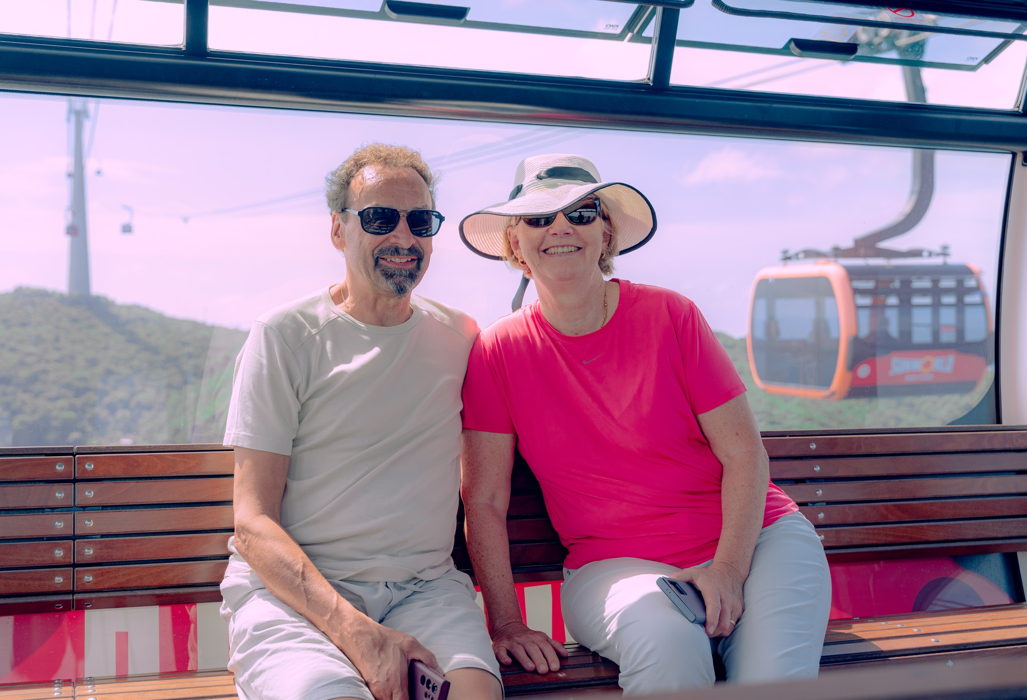 Mũ và kính râm là hai vật dụng không thể thiếu trong lịch trình vui chơi tại Sun World Hon Thom