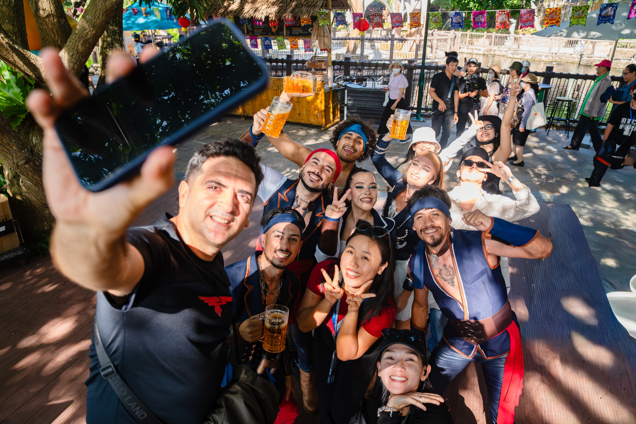 Du khách nên hạn chế mang nhiều đồ để có thể vui chơi một cách thoải mái nhất 