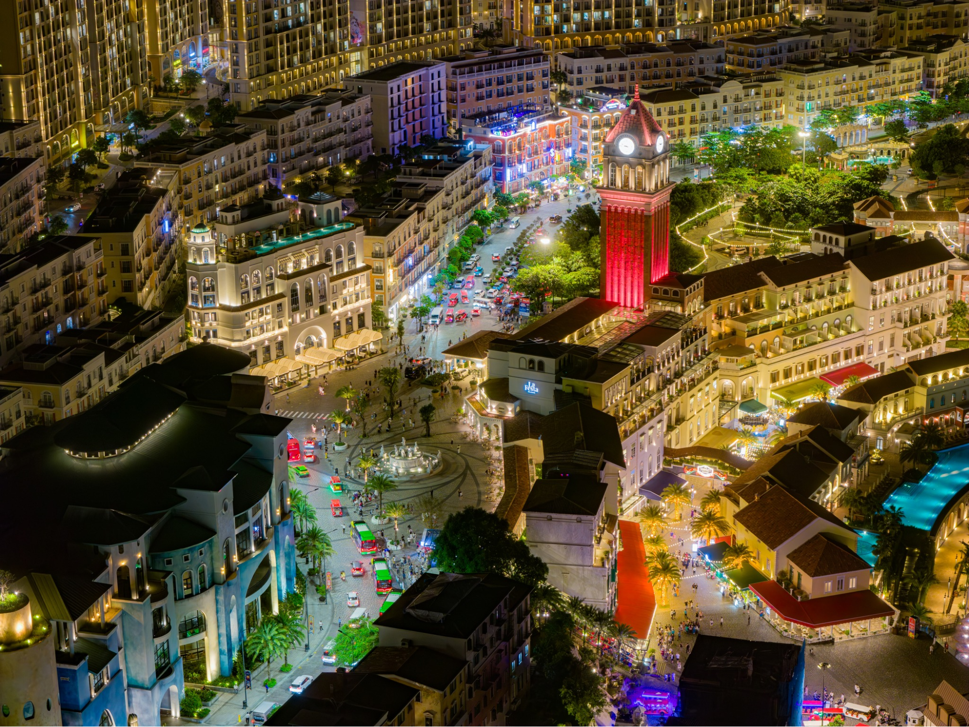 Sức hút của VUI-Fest Bazaar đến từ sự tổng hòa giữa yếu tố truyền thống và hiện đại, tạo nên một chuẩn mực mới cho du lịch đêm tại Việt Nam