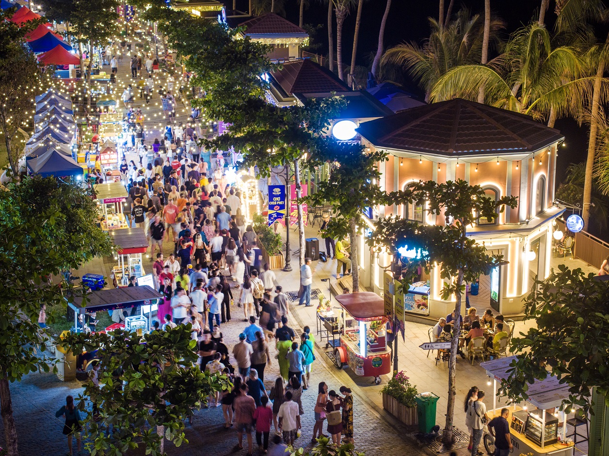 Vị trí của VUI-Fest Bazaar nằm ngay con đường dẫn vào Sunset Town.