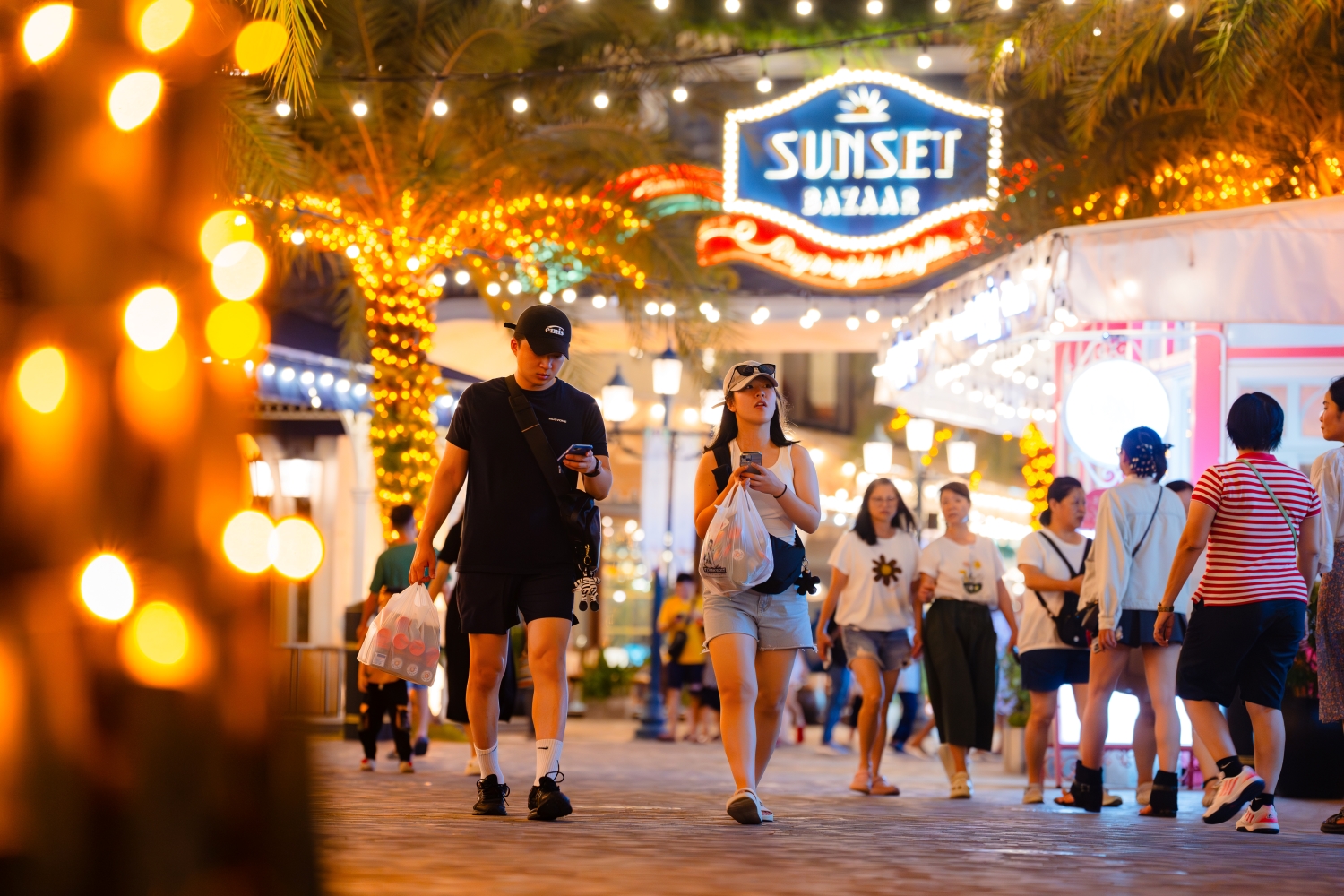 Dạo bước tại Sunset Bazaar, du khách sẽ có cảm giác như đang lạc bước vào một góc phố của trời Âu.