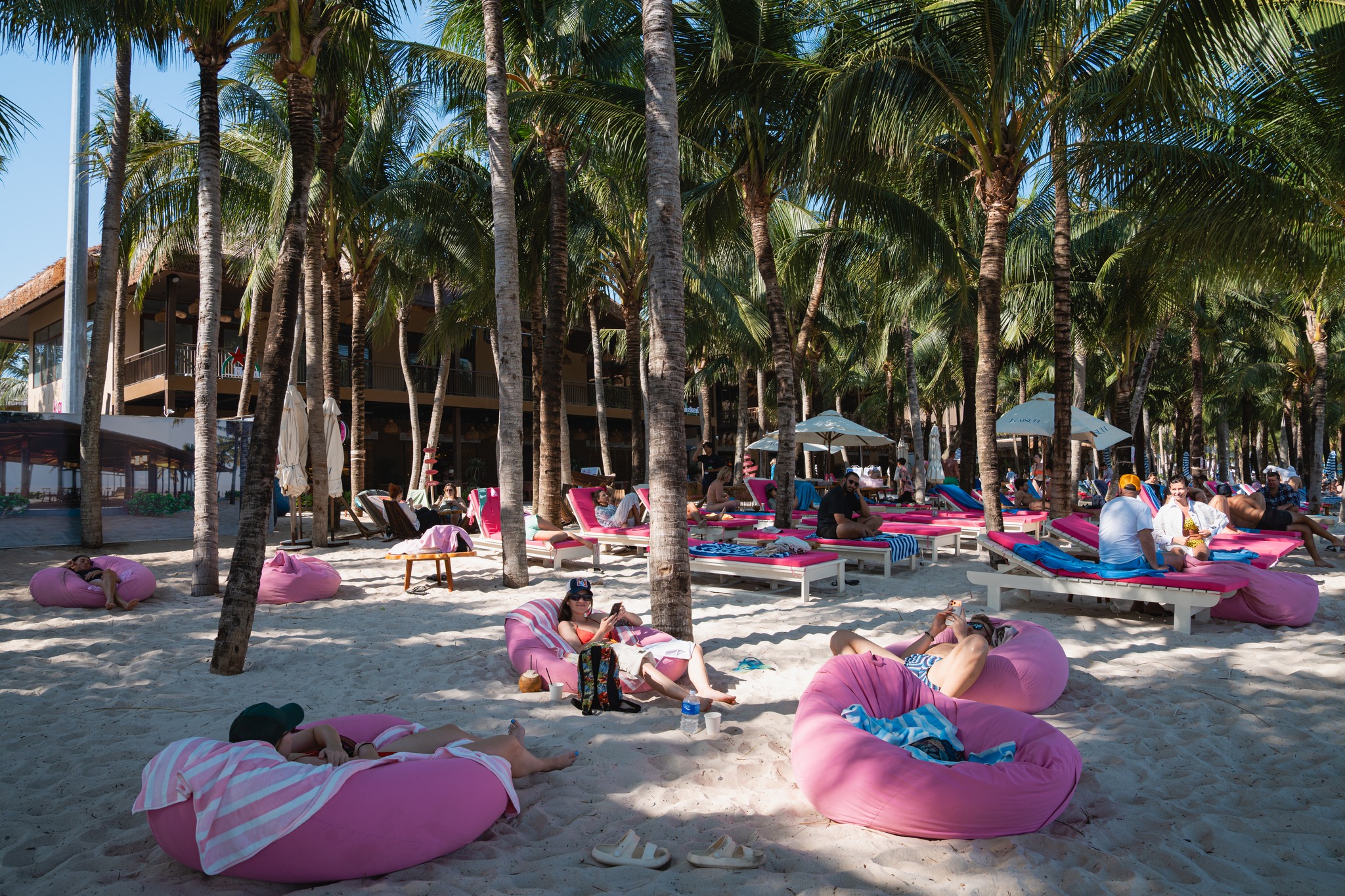 Trich Bazaar tọa lạc ngay tại Bãi Kem - một trong những bãi biển đẹp nhất hành tinh