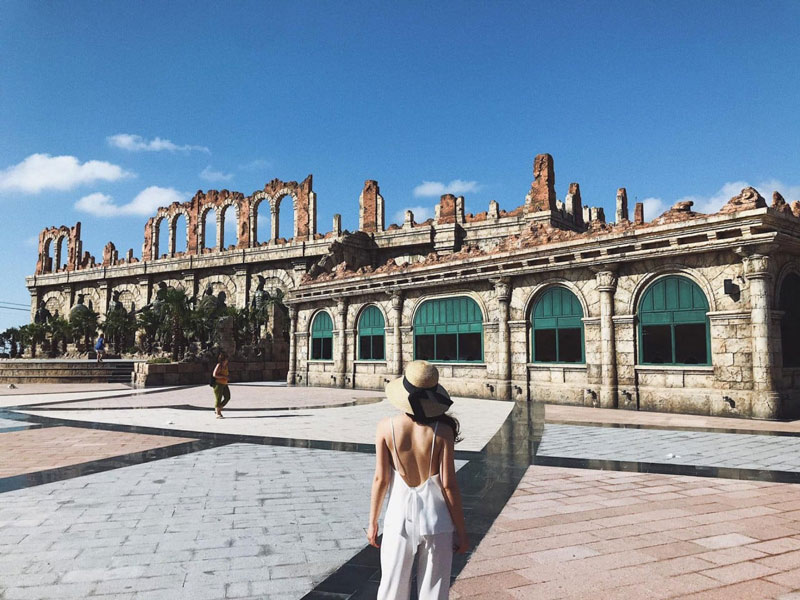 Du khách check in trước ga đi cáp treo Hòn Thơm