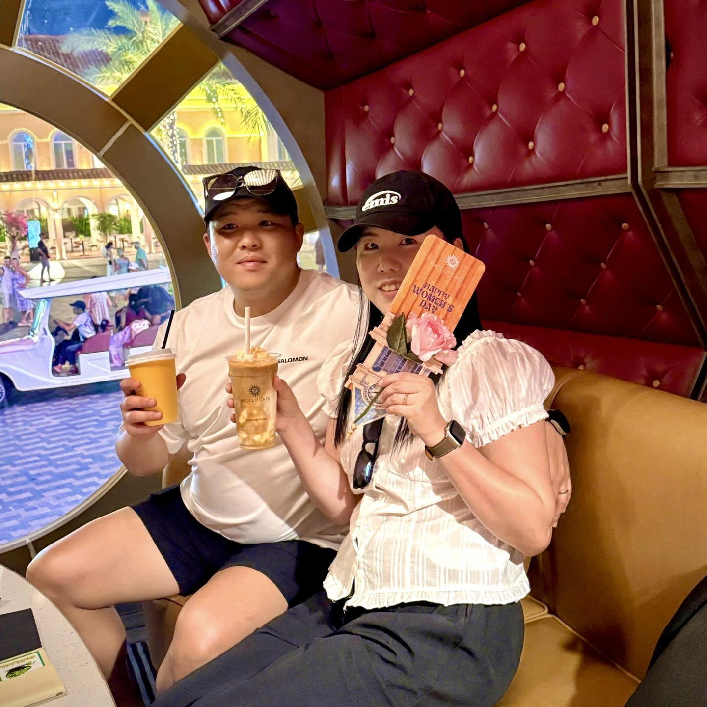 Thực khách đánh giá cao đồ uống và bánh ngọt tại Apollo cafe