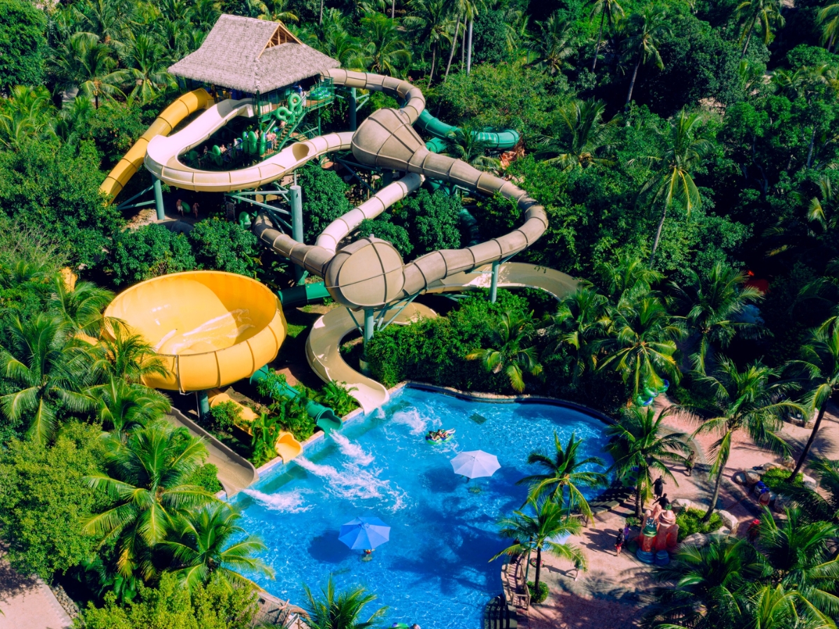 Công viên nước Aquatopia là điểm đến lý tưởng cho những ai muốn tận hưởng không gian mát lạnh giữa thiên nhiên biển đảo