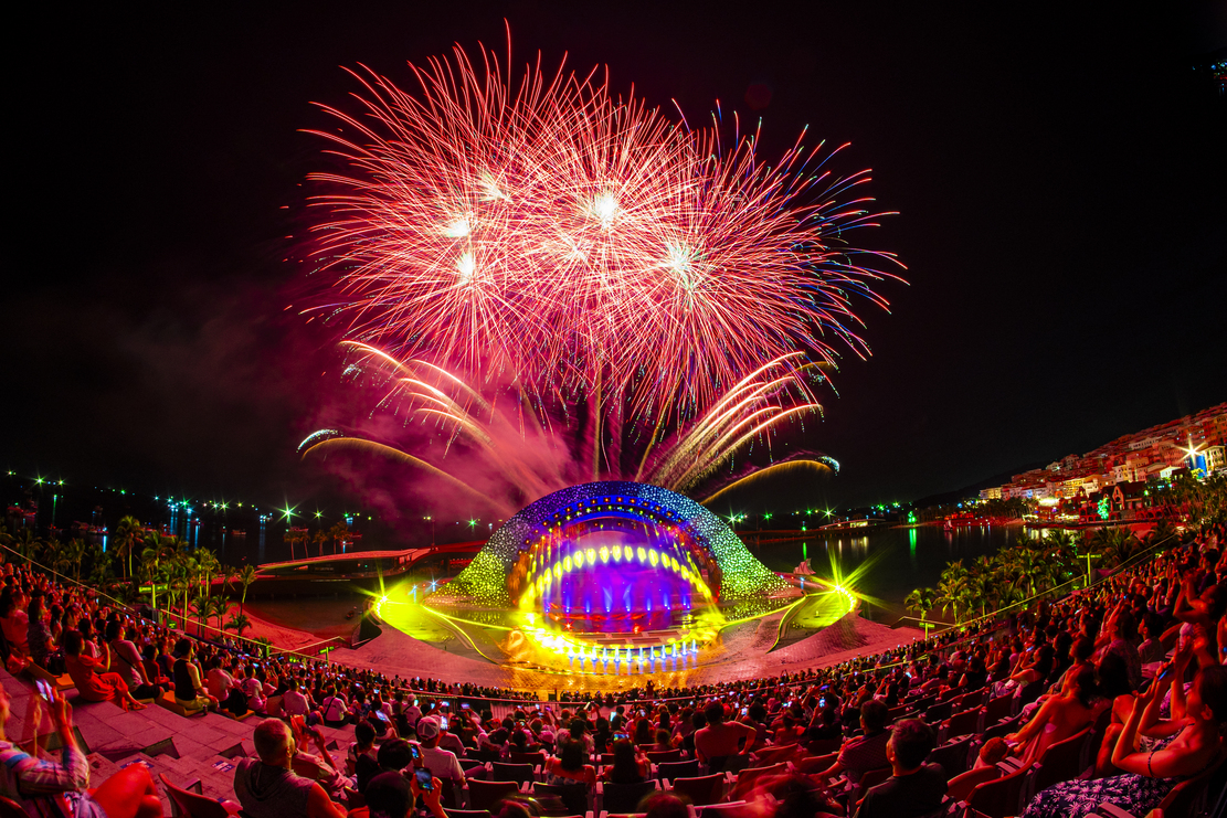 Tại sân khấu của show diễn Kiss of the Sea, du khách có thể đắm mình trong câu chuyện tình yêu được kể bằng ngôn ngữ của công nghệ và cảm xúc