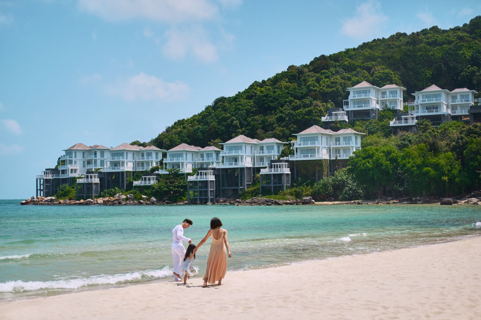 Nhiều khu nghỉ như Premier Village Phu Quoc Resort có biệt thự hồ bơi riêng, dịch vụ toàn diện cho phép mỗi thành viên trong gia đình khám phá, vui chơi theo cách riêng