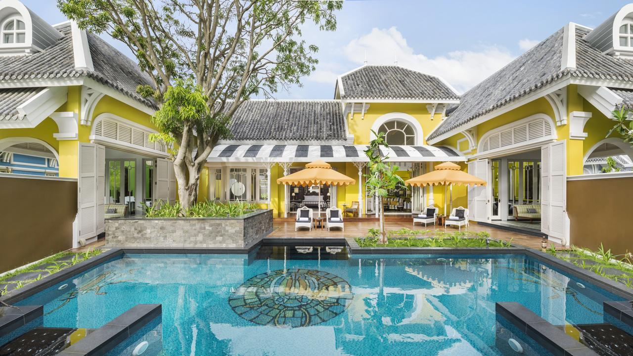 Các hạng phòng cao cấp tại JW Marriott Phu Quoc Emerald Bay Resort & Spa sở hữu hồ bơi riêng tư, rộng rãi